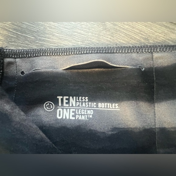 Nike Recycled Dri - Fit Black and Gray Tiger Stripe Capri Leggings. Size M - Picture 9 of 14